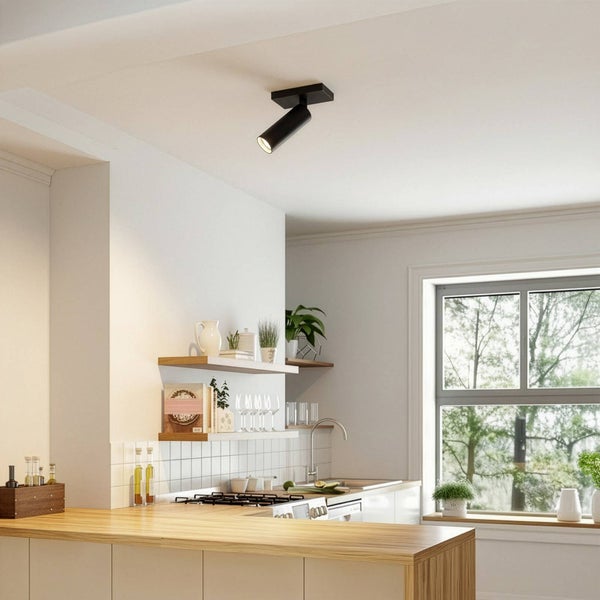 Deckenleuchte im Küchenbereich mit Holzregalen und Fenstern.