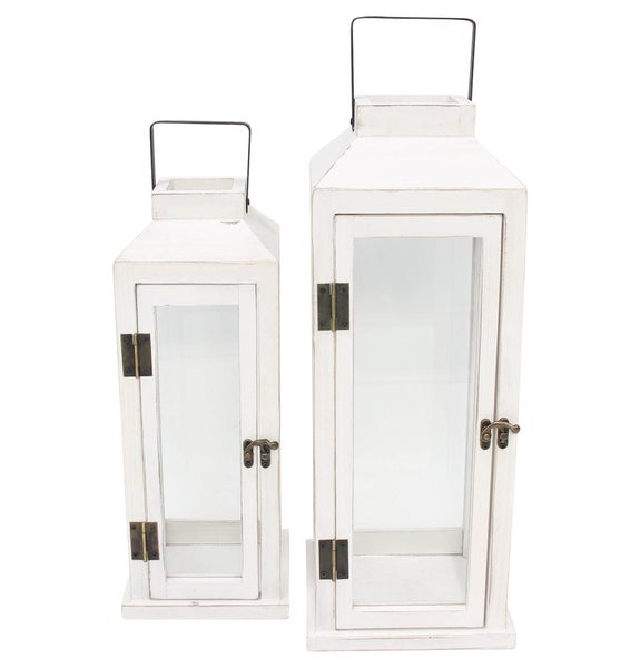 Zwei dekorative Laternen aus Holz und Glas mit Metallgriff zur Dekoration.
