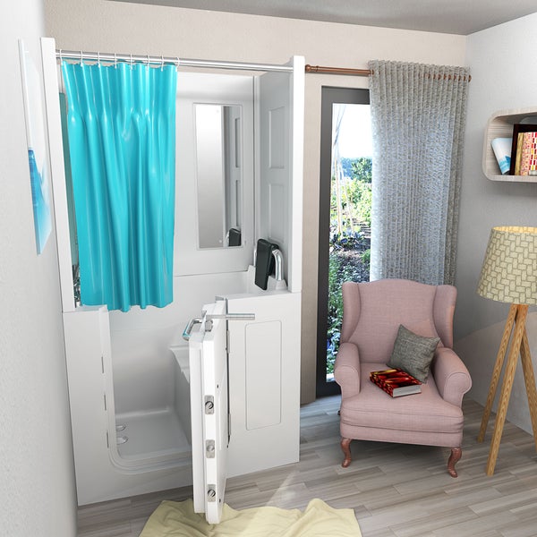 Begehbare Badewanne mit niedriger Einstiegstür, Duschvorhang und integriertem Sitz, in einem hellen Zimmer mit Sessel und Holzstehlampe.