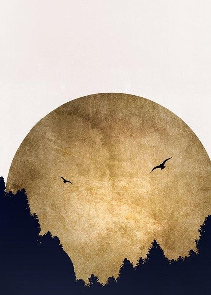 Modernes Wandbild mit einem großen, strukturierten Kreis in Goldoptik, Waldsilhouetten und fliegenden Vögeln.