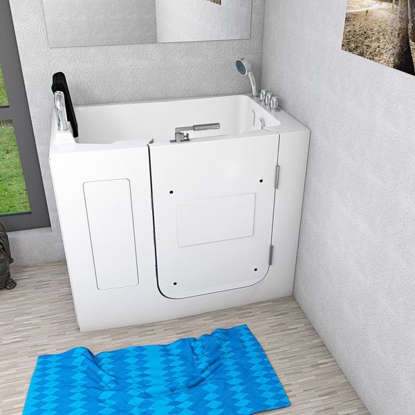 Begehbare Badewanne mit Tür in Badezimmeransicht.