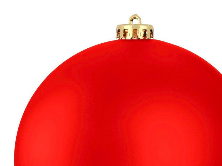 Eine einzelne Weihnachtskugel mit matter Oberfläche und Aufhänger.