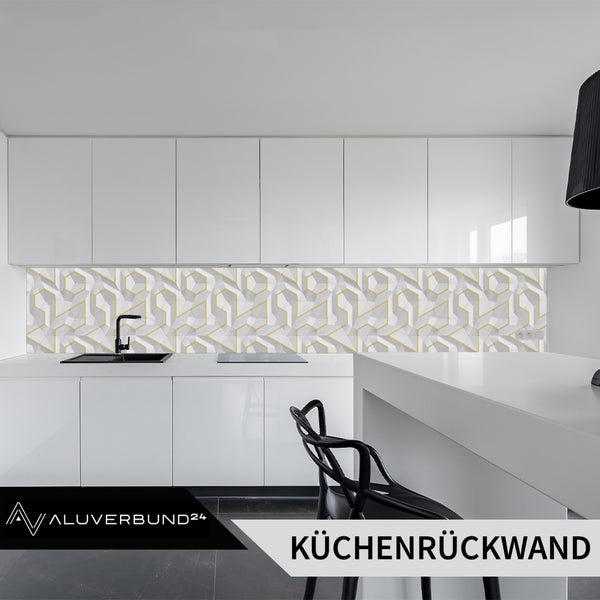 Moderne Küche mit Küchenrückwand mit dreidimensionalem geometrischem Muster, weißen Schränken, schwarzer Spüle und Aluverbund24 Logo.