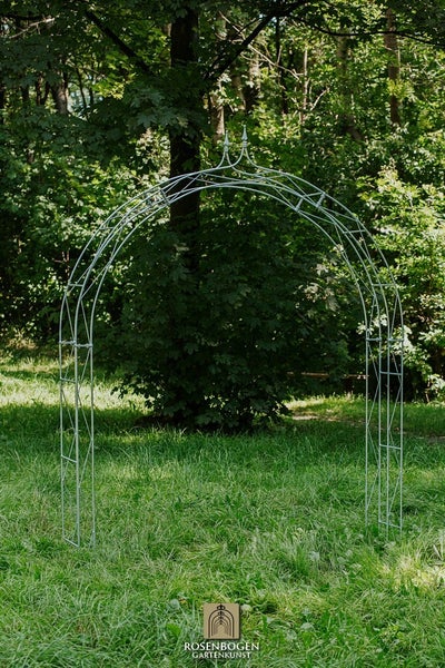Metall-Rosenbogen im Garten
