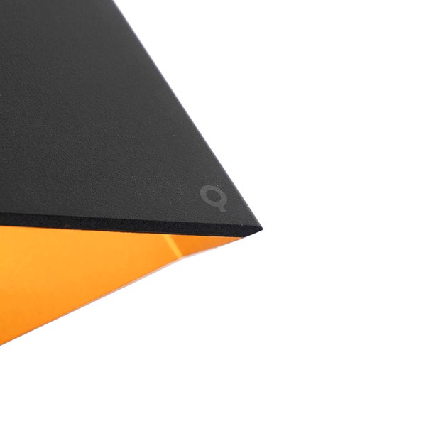 Detailansicht einer Lampe mit Firmenlogo