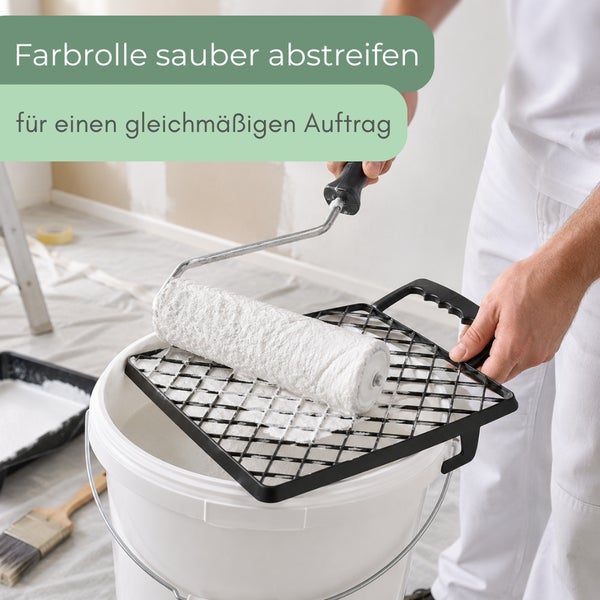 Eine Person streift eine Farbrolle an einem schwarzen Abstreifgitter über einem weißen Farbeimer ab, um einen gleichmäßigen Farbauftrag zu erzielen.