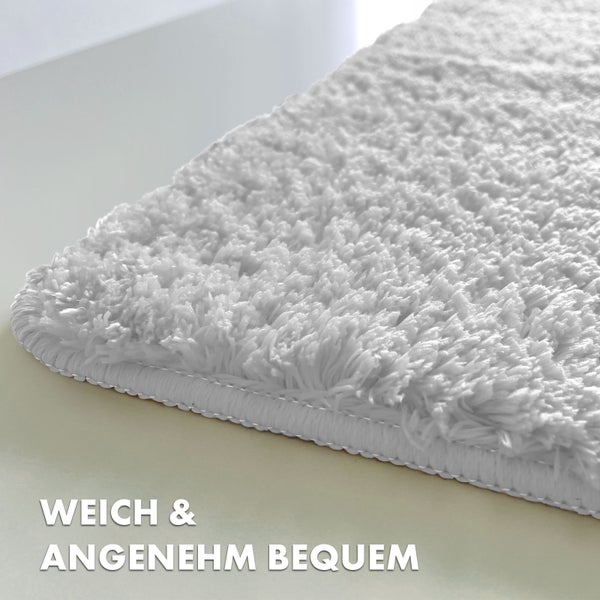 Detailansicht einer weißen, flauschigen Badematte