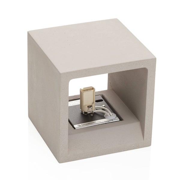 Würfelförmige Wandleuchte aus grauem Beton mit G9-Fassung.