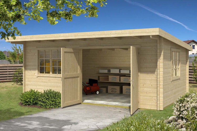 Helles Gartenhaus aus Holz mit Pultdach, offener Doppeltür und Sprossenfenstern. Innenraum mit Regalen und Kompressor auf einem Gartengrundstück.