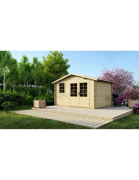 Gartenhaus aus Holz mit Doppeltür und Fenster auf einer Holzterrasse in einem Garten mit Bäumen und Blumen.