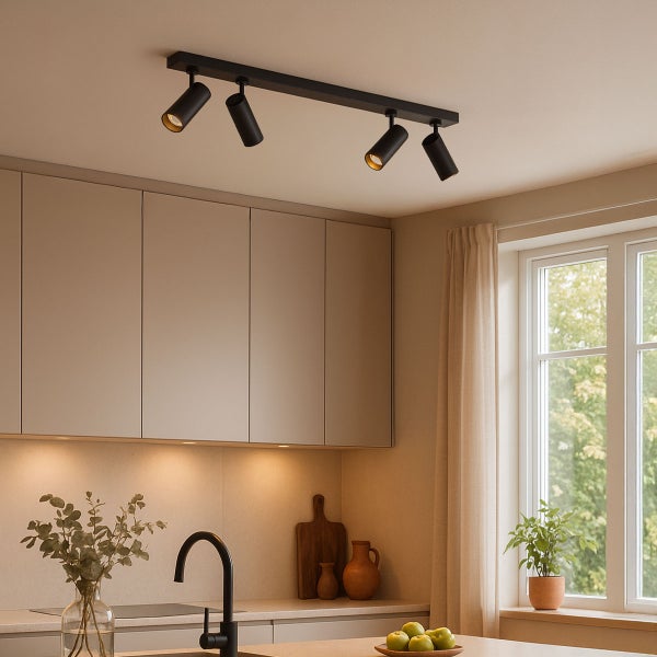 Moderne Deckenleuchte mit vier verstellbaren Strahlern in einer Küchenumgebung mit schlichten Küchenschränken und einem Fenster.