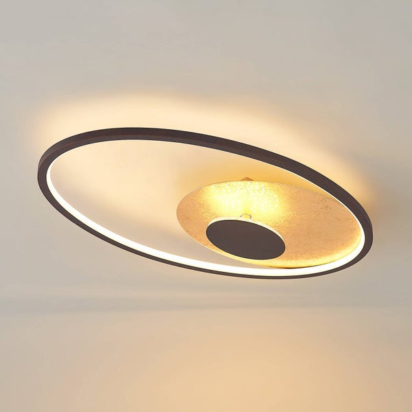 Moderne LED-Deckenleuchte in ovaler Form mit dunklem Metallrahmen und goldfarbenem Reflektor.