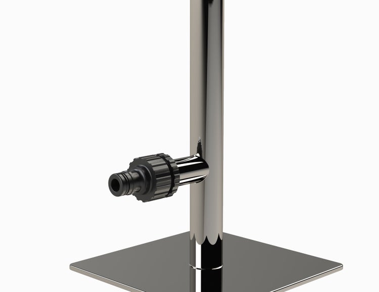 Schlauchanschluss an einem vertikalen Metallrohr für eine Gartendusche oder Wassersäule.