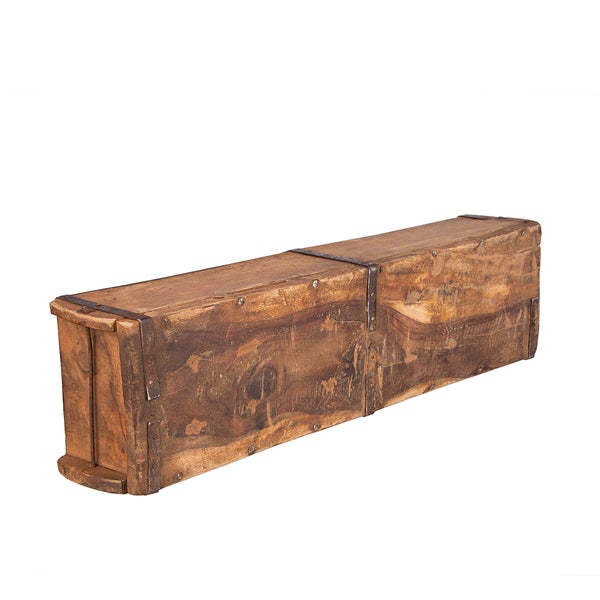 Holzkasten mit Metallstreifen