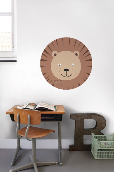 Dekoratives Wandtattoo mit einem Löwenkopf neben einem Schreibtisch