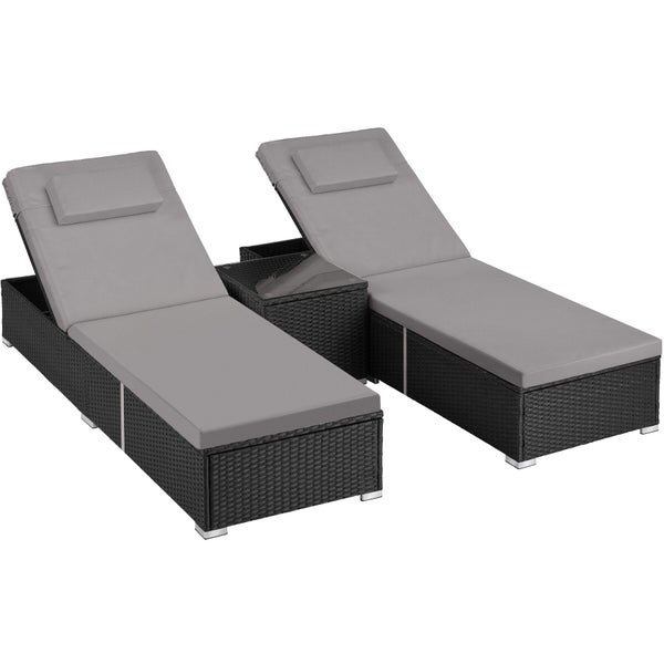Set aus zwei Polyrattan Sonnenliegen mit grauen Auflagen, verstellbaren Rückenlehnen und einem Beistelltisch mit Glasplatte.