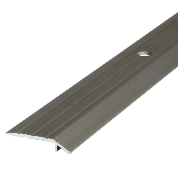 Übergangsprofil aus Aluminium mit Längsrillen und vorgebohrtem Loch zur Bodenmontage.
