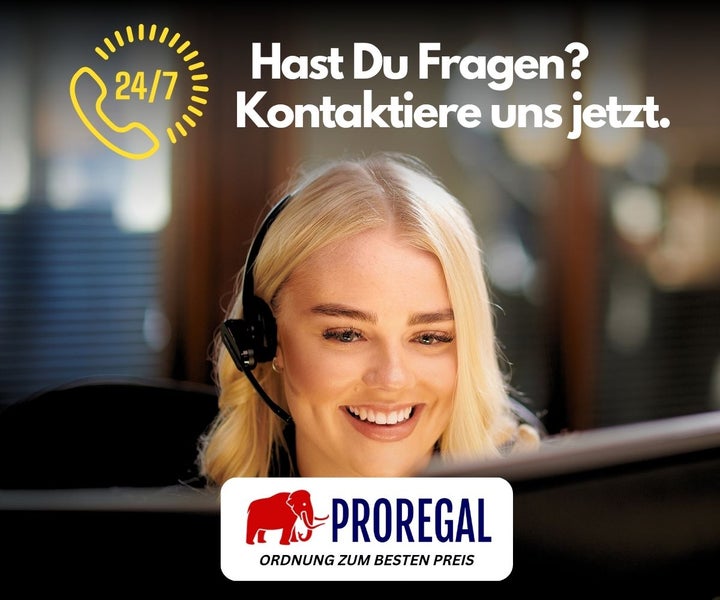 Proregal Logo, Kundenservice mit lächelnder Mitarbeiterin, Headset, Text Hast Du Fragen Kontaktiere uns jetzt und Symbol für ständige Erreichbarkeit.