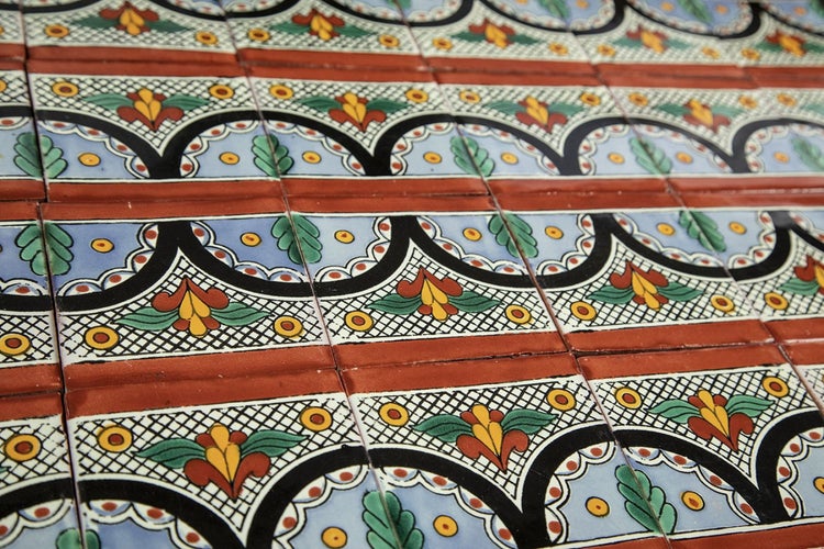 Dekorative Fliesen mit floralem Muster für den Innenbereich.