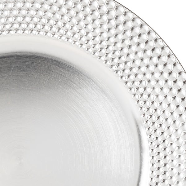 Detailansicht eines silberfarbenen Platztellers mit hexagonalem Muster