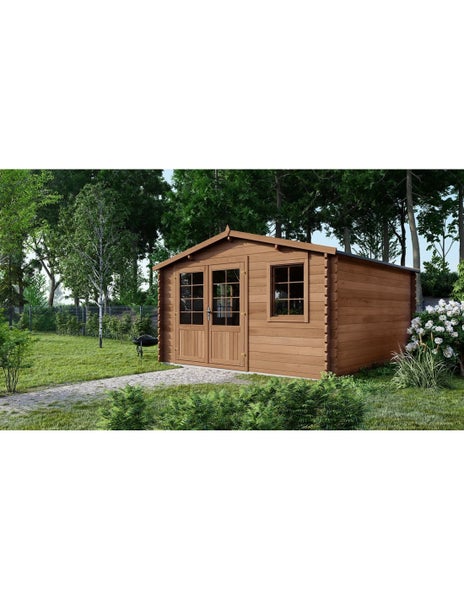 Holz-Gartenhaus im Blockbohlenbau mit Doppeltür und Fenster in einem Garten mit Rasen, Bäumen und einem Kiesweg.
