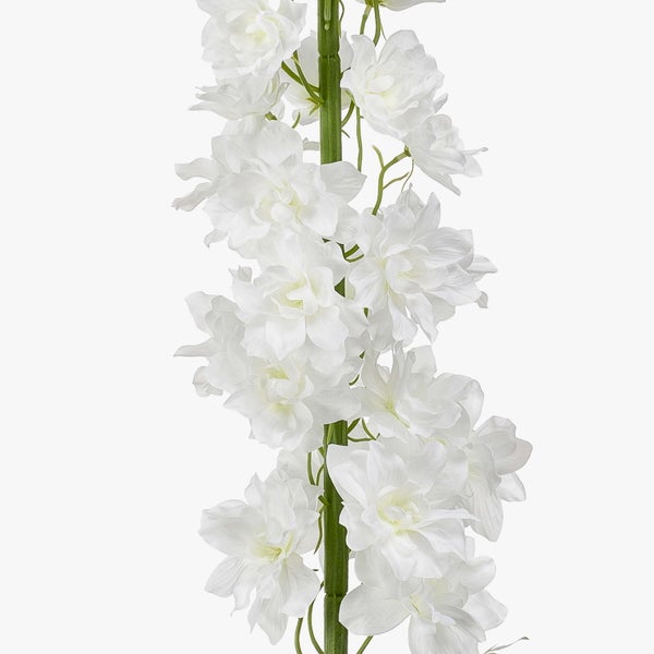 Künstlicher Rittersporn mit weißen Blüten und grünem Stängel.
