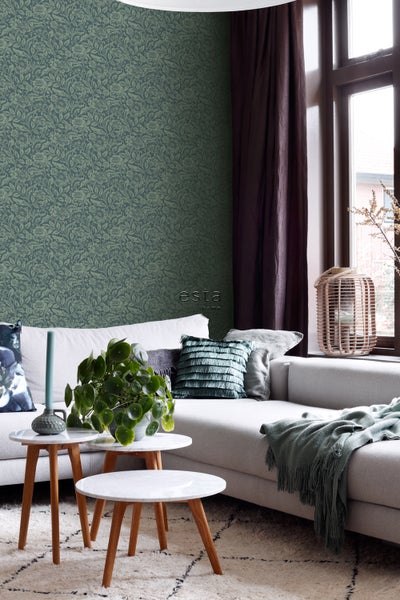 Wohnzimmer mit gemusterter Tapete, Sofa, Tisch und dekorativen Elementen für eine wohnliche Atmosphäre.