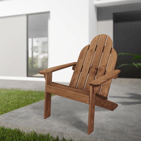Holz Adirondack Gartenstuhl auf einer Terrasse vor einem modernen Haus