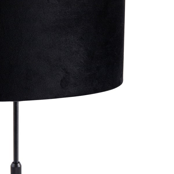 Detail einer Stehlampe mit Lampenschirm aus Samt