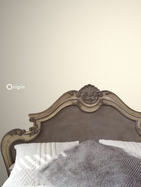 Bett mit dekorativem Kopfteil und Kissen