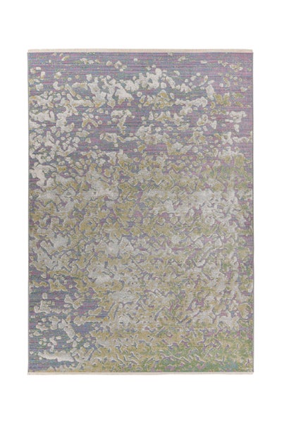 Rechteckiger Teppich mit abstraktem, verwaschenem Muster in Grau, Grün und Violett sowie kurzen Fransen.