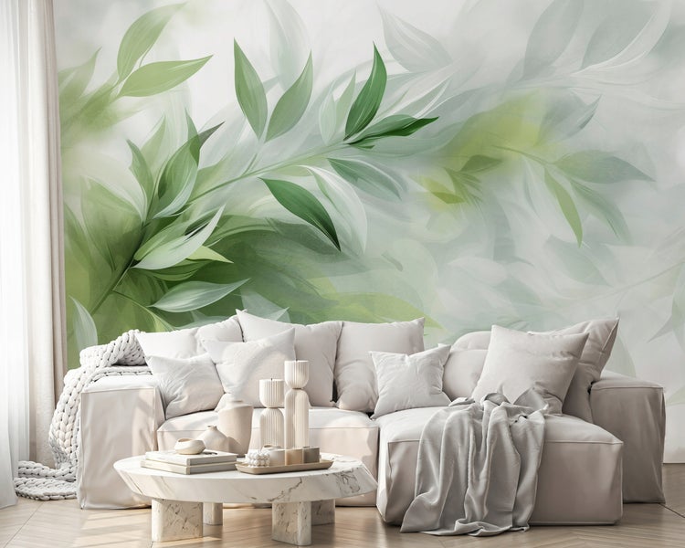 Wohnzimmer mit floraler Wandtapete, Sofa, Kissen und Couchtisch