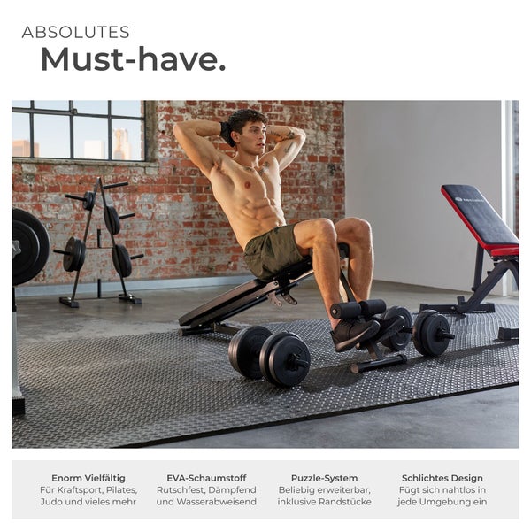 Szene mit Mann auf einer Hantelbank beim Bauchmuskeltraining, Hanteln und Gewichten im Hintergrund