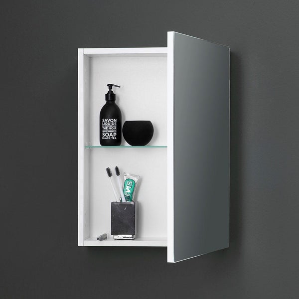Badezimmerspiegelschrank mit einer Tür, weißem Korpus und Glaseinlegeboden, montiert an der Wand.