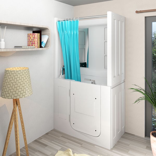 Barrierefreie Sitzbadewanne in Weiß mit Dusche, blauem Vorhang und niedriger Einstiegstür in einem modernen, hellen Raum.