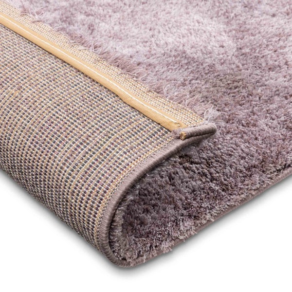 Hochflor-Teppich mit gewebtem Rücken und verstärkter Kante, weiche Textur.