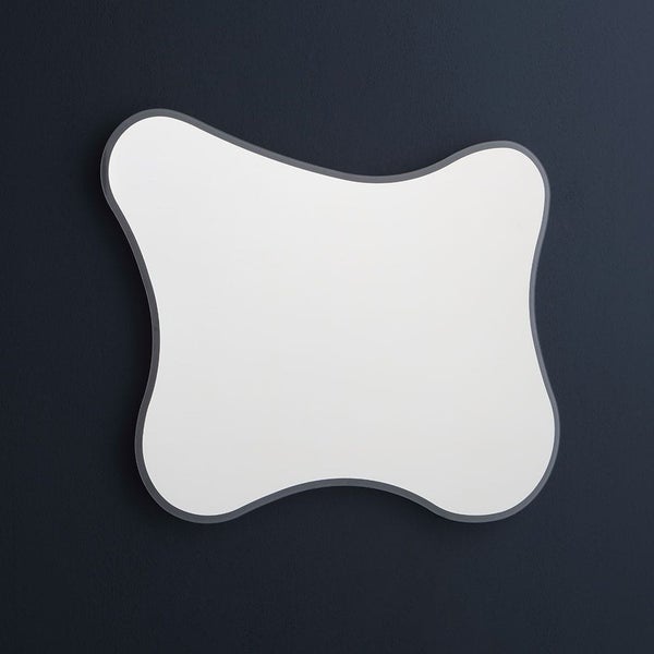 Wandspiegel in unregelmäßiger, welliger Form mit schmalem Rahmen.