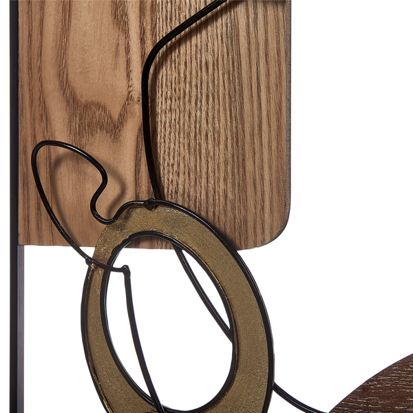 Nahaufnahme einer Wanddekoration aus Holz und Metall mit sichtbarer Holzmaserung, schwarzem Metalldraht und einem goldfarbenen Ring.