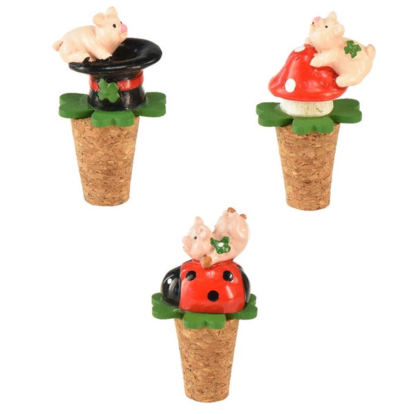 Drei Flaschenverschlüsse mit Schweinemotiven auf Korkenbasis.