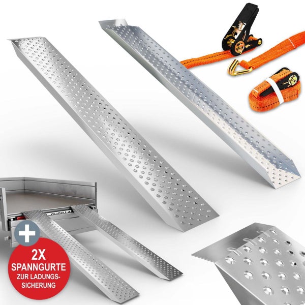 Zwei Auffahrrampen aus Aluminium mit rutschhemmender Lochprägung und zwei orangefarbene Spanngurte zur Ladungssicherung.