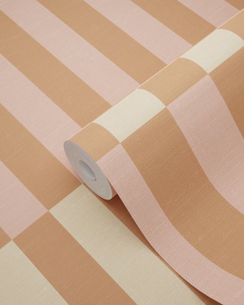 Gestreifte Vliestapete mit breiten Blockstreifen in Terracotta, Beige und Hellrosa, strukturierte Oberfläche.