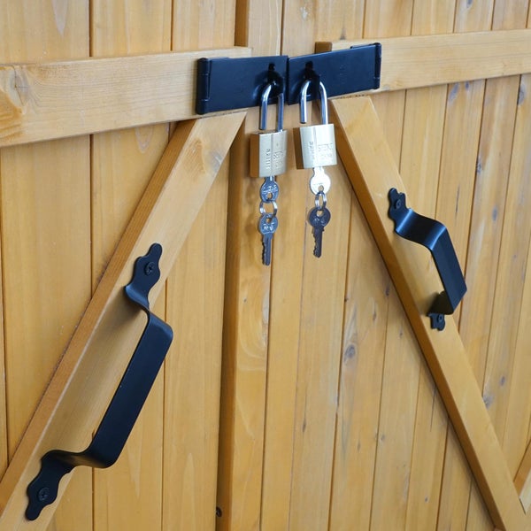 Zwei schwarze Riegelverschlüsse aus Metall an einer Doppeltür aus hellem Holz für Gartenhäuser oder Geräteschränke.