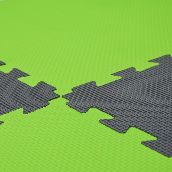 Raumansicht mit Sessel, Tisch und gemusterter Tapete