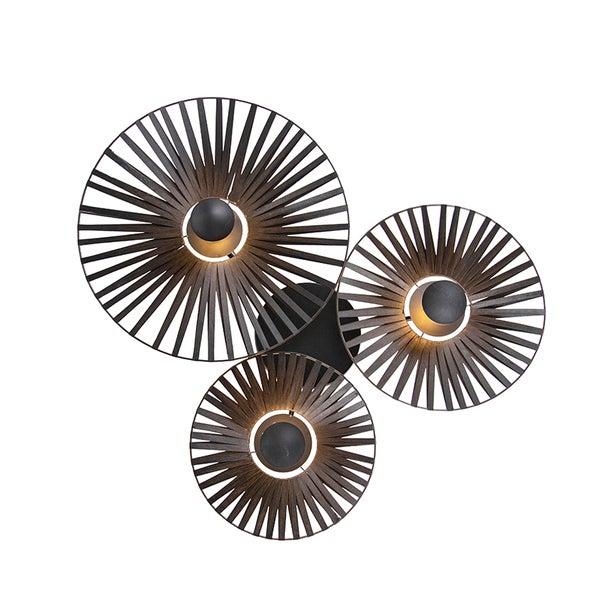 Moderne dreiflammige Deckenleuchte mit fächerartigen Metallschirmen in verschiedenen Größen.