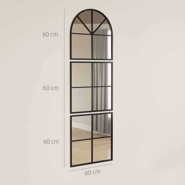 Raumansicht mit offenem Kleiderschrank und dekorativem Wandspiegel