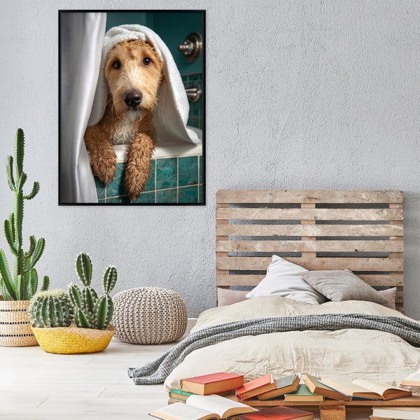 Wandbild mit einem Hund in einem Handtuch im Badezimmer in einem Schlafzimmer mit Palettenbett und Kakteen.