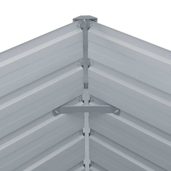 Innenansicht der Ecke eines Metall-Hochbeets mit Eckpfosten, gewellten Seitenwänden und horizontaler Eckverstrebung zur Stabilisierung.
