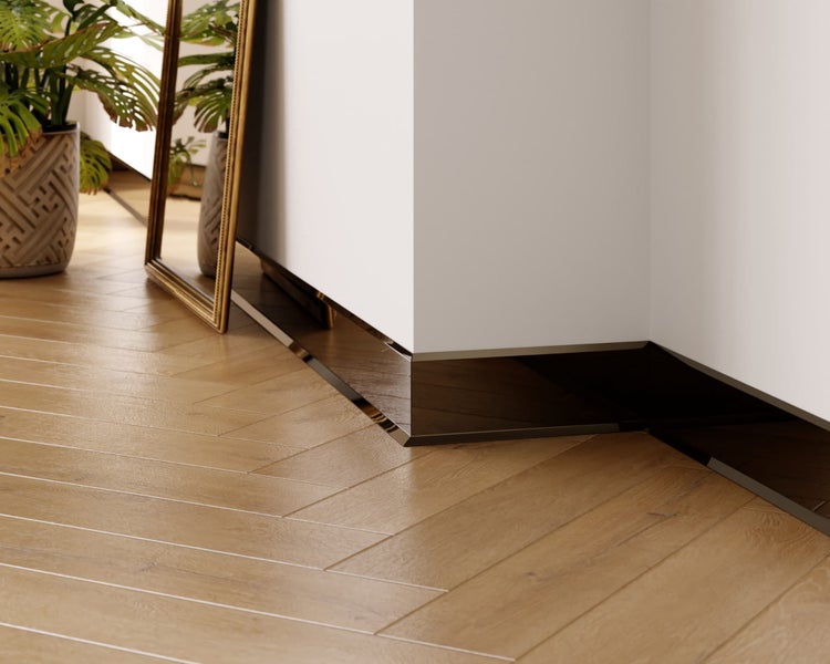 Innenraumszene mit Sockelleisten, Holzboden und Spiegel