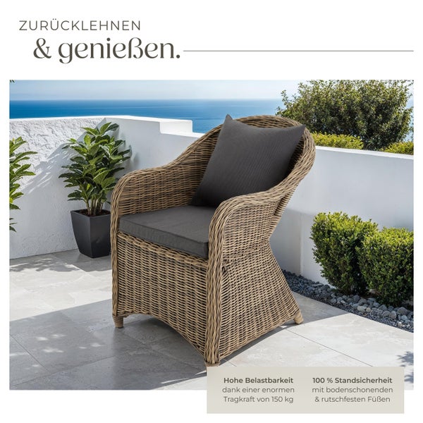 Geflochtener Rattansessel mit Kissen für den Außenbereich