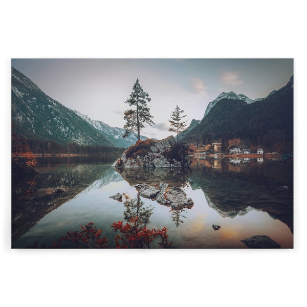 Wandbild mit einer Fotografie des Hintersees in Bayern, zeigt eine kleine Insel mit Nadelbäumen in einem Bergsee mit Spiegelung und Gebirge.